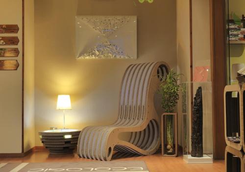 米兰eco Hotel Milano & BioRiso Restaurant的客厅的木凳和灯