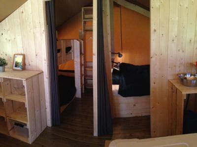 WarmsenFerienhof BrinkOrt的一间带两张双层床的房间和一间带走廊的房间