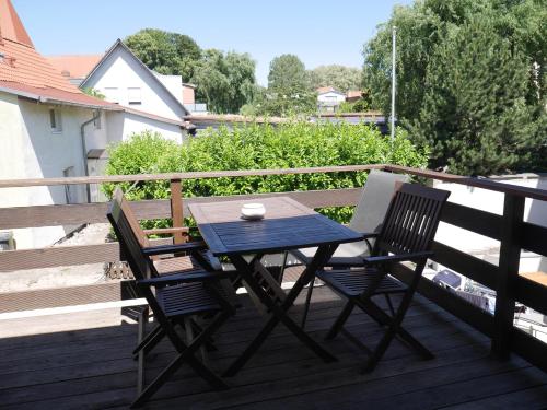 萨加尔德Alte Schmiede Sagard的阳台配有一张蓝色的桌子和两把椅子