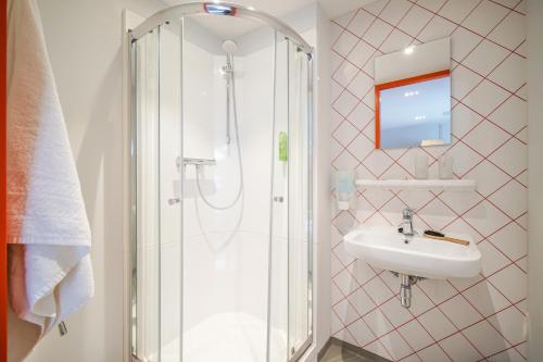 阿姆斯特丹阿姆斯特丹街旅舍的带淋浴和盥洗盆的浴室