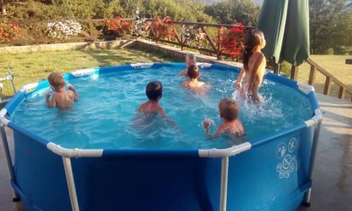 加布罗沃米尔卡纳酒店的一组儿童在热水浴池中玩耍