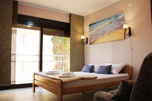 代诺维奇Mimoza Apartments的一间卧室设有一张床和一个大窗户