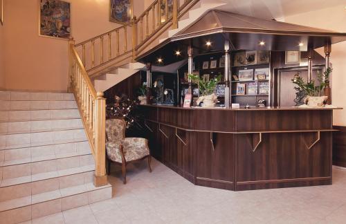克拉科夫Hotel TERESITA的大楼内的酒吧,设有楼梯和椅子