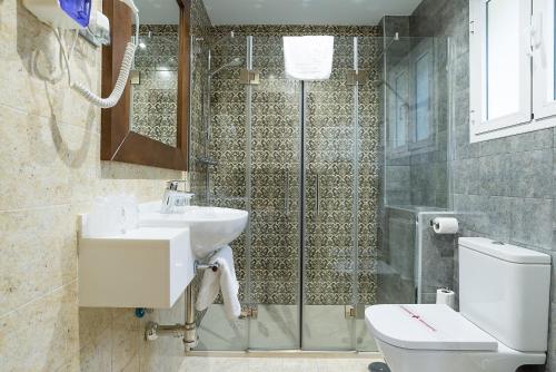 马拉加加利福尼亚酒店的浴室配有卫生间、盥洗盆和淋浴。
