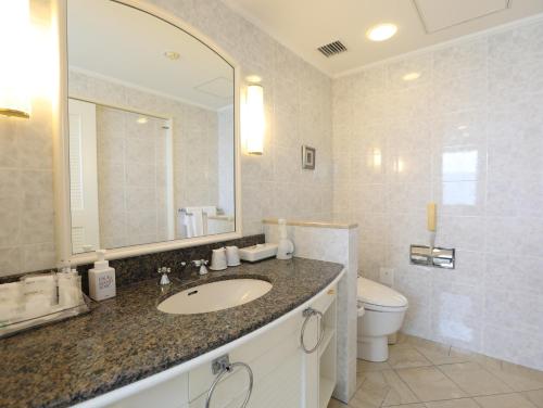 佐仓市由香里威仕顿酒店的一间带水槽、卫生间和镜子的浴室