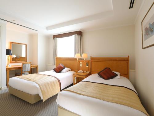 佐仓市由香里威仕顿酒店的酒店客房配有两张床和一张书桌