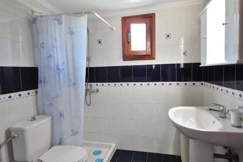 克里奥斯Anastazia Paradise的一间带卫生间和水槽的浴室