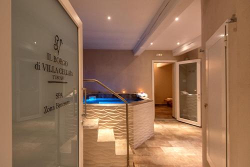 迪科马诺Borgo di Villa Cellaia Resort & SPA的一间位于客房中间的带浴缸的房间