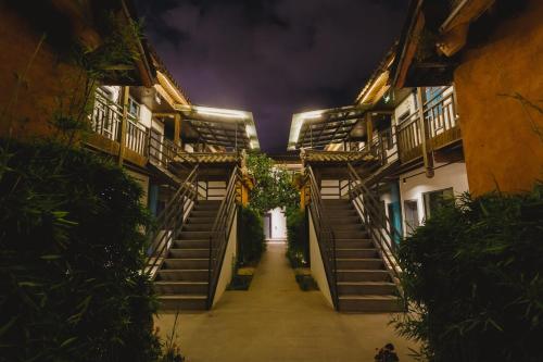 丽江丽江背包十年青年旅舍的夜间在大楼里用楼梯的小巷
