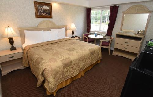 加洛韦Country View Inn & Suites Atlantic City的酒店客房,配有床和镜子