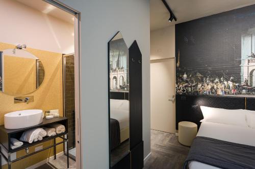 维罗纳Theatrum Rooms and Suite的酒店客房设有带一张床和镜子的浴室