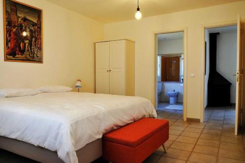 蒂哈拉费PERSEIDAS的卧室配有一张白色床和红色座椅。