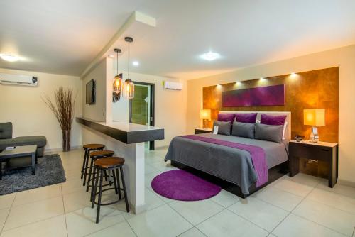 恩塞纳达港Baja Inn Hoteles Ensenada的一间卧室配有一张特大号床和一张书桌