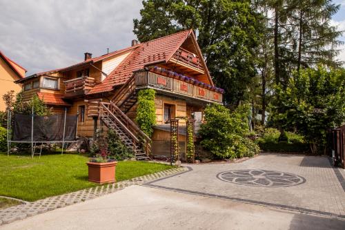 拉布卡Willa Szarotka的一座木房子,设有通往房子的楼梯