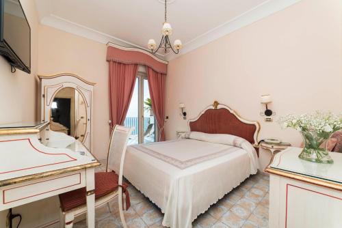 伊尔尼多酒店客房内的一张或多张床位