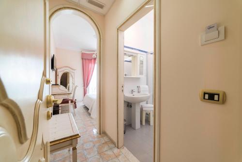 阿马尔菲伊尔尼多酒店的带浴缸、水槽和镜子的浴室