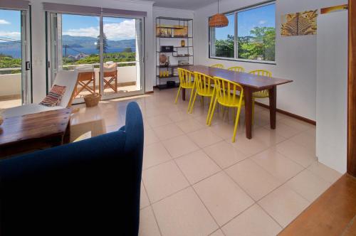 马达莱纳epicenter PICO的客厅设有餐桌和黄色椅子
