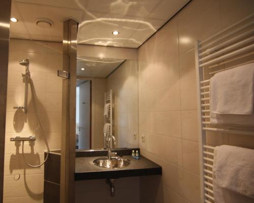 瓦普斯德瓦普赛赫伯格酒店的一间带水槽和镜子的浴室