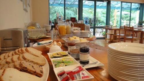玛格丽特河文物特雷尔洛奇酒店的一张桌子,上面放着食物和面包
