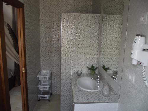 科尼尔-德拉弗龙特拉金丝雀旅馆的一间带水槽和镜子的浴室