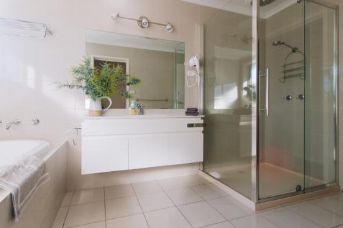 托基托基度假民宿 - 安德森的一间带玻璃淋浴和水槽的浴室