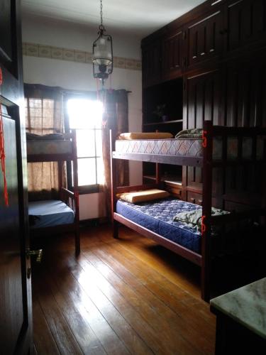 圣萨尔瓦多德朱Malala Jujuy Hostel的一间卧室设有两张双层床和一扇窗户。