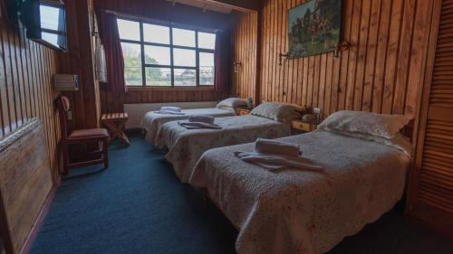 安库德巴莱酒店 的酒店客房设有两张床和窗户。