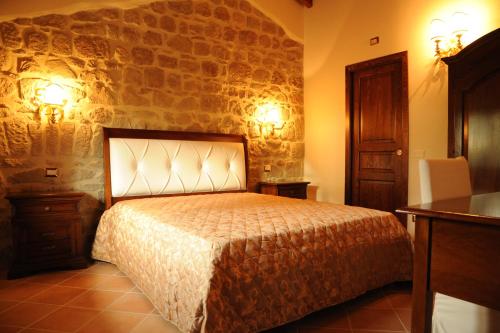Genazzano戈洛塔碧斯西亚农家乐的一间卧室设有一张床和石墙