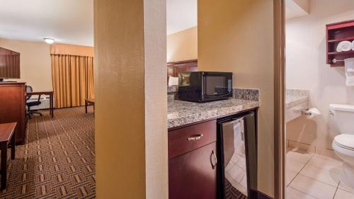 雷东多海滩雷东多比奇普拉斯西佳酒店的酒店客房设有带卫生间的浴室和电视。