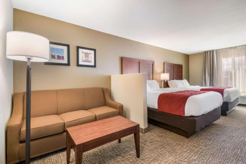 哈里斯堡Comfort Inn & Suites Harrisburg - Hershey West的酒店客房,配有床和沙发