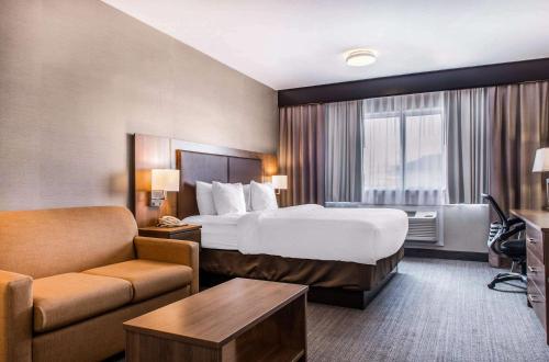 多瓦尔品质酒店客房内的一张或多张床位