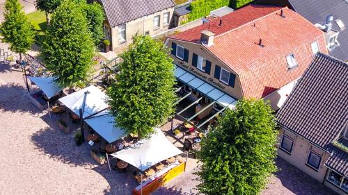 奥德米拉得姆博斯克鲁斯特酒店及餐厅的享有一座有树木和桌子的建筑的顶部景色