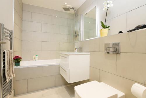 比斯特7-11 Kings Park的白色的浴室设有水槽和卫生间。