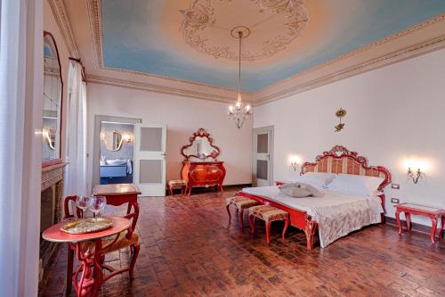 圣马力诺antica bifora rsm的卧室配有一张床和一张桌子及椅子