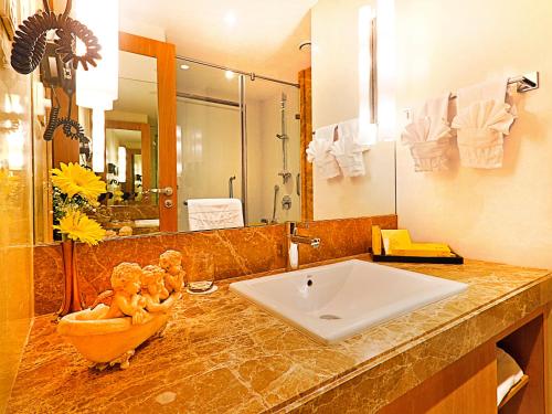 巴瓦国际酒店的一间浴室
