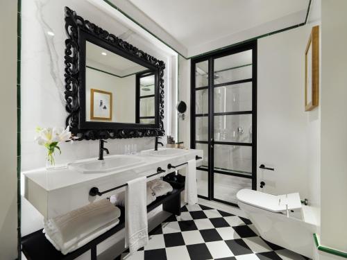 塞维利亚H10 Casa de la Plata的浴室铺有黑白格子地板。