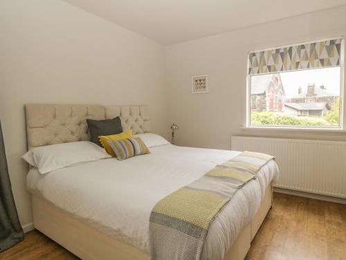 Newport-On-TayBay View Cottage的卧室配有一张大白色床和窗户