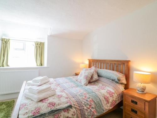 埃克斯茅斯Meadow View Cottage的一间卧室配有带毛巾的床