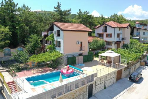 巴尔奇克villa MAK的享有带游泳池的房屋的空中景致