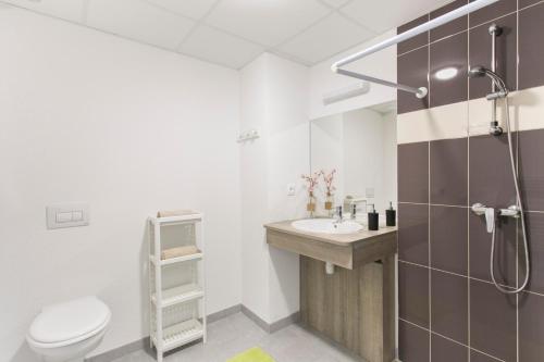 米卢斯Zenao Appart'hôtels Mulhouse的浴室配有卫生间、盥洗盆和淋浴。