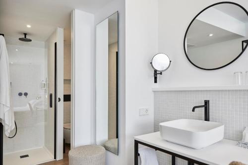 帕尔马海滩杜纳斯布兰卡斯HM酒店的白色的浴室设有水槽和镜子