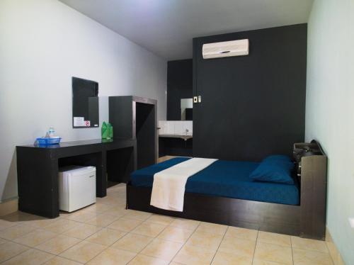 湄南海滩苏梅岛可可别墅酒店的一间卧室设有蓝色的床和黑色的墙壁
