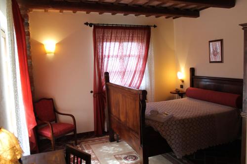 ClavesanaIl Palazzetto的一间卧室设有一张床和一个红色的窗户