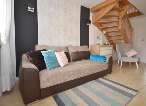 达洛科Apartamenty Gaja的带沙发和楼梯的客厅