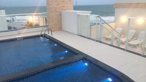 弗洛里亚诺波利斯Gaivotas Apart - Frente Mar的游泳池位于海景阳台上