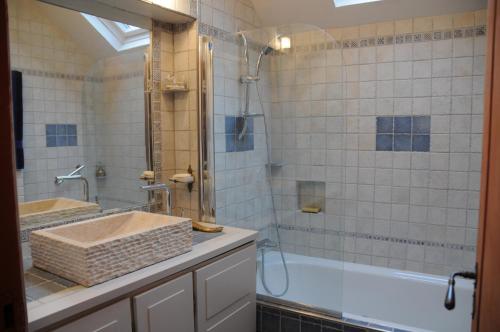 Tourly米朵度假屋的带浴缸、水槽和淋浴的浴室