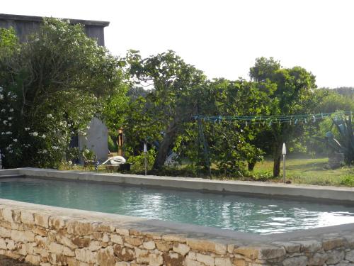 博尼法乔A Loghja Di Cavallo Morto的庭院内带水滑梯的游泳池