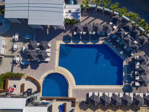 卡尼奥提Dionysos Hotel & Suites的享有度假村游泳池的顶部景致