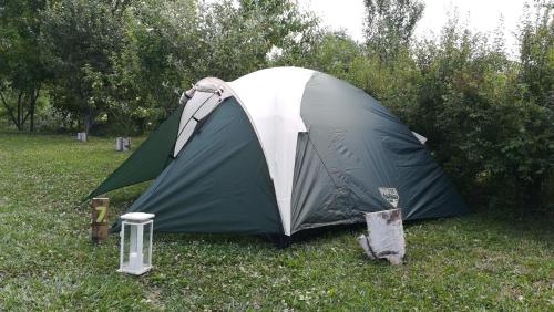 RăscruciLavander Garden Camping的坐在草地上的黑白帐篷