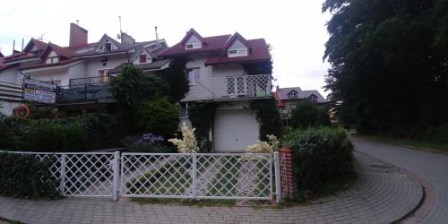 尤斯托尼莫斯基Pod 4的前面有栅栏的白色房子